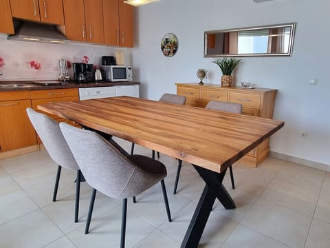 Erdgeschoss-Ferienwohnung mit Garten und Pool