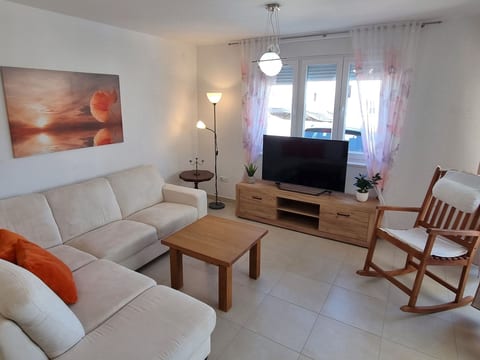 Erdgeschoss-Ferienwohnung mit Garten und Pool