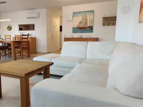 Erdgeschoss-Ferienwohnung mit Garten und Pool