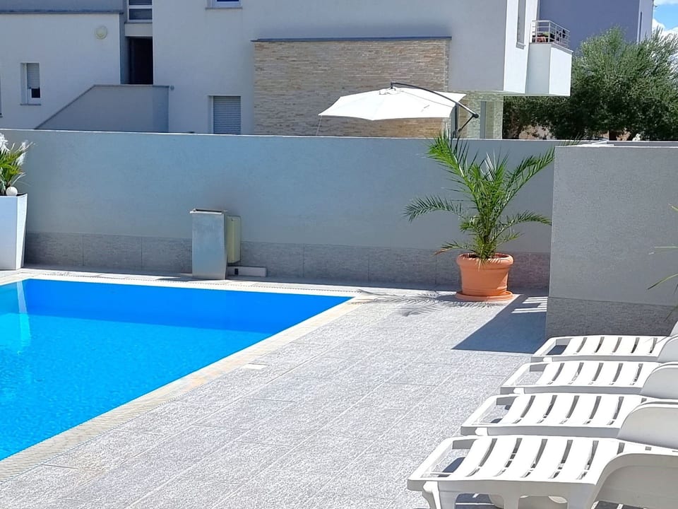 Erdgeschoss-Ferienwohnung mit Garten und Pool - Privlaka, Zadar County