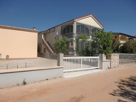 Apartment EG