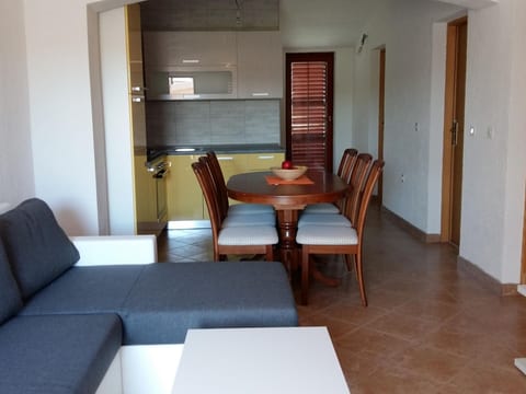 Ema erste Etage mit offener Terrasse