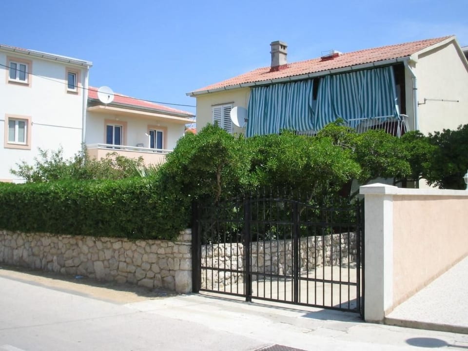 Große Ferienwohnung in Pag mit Privater Terrasse