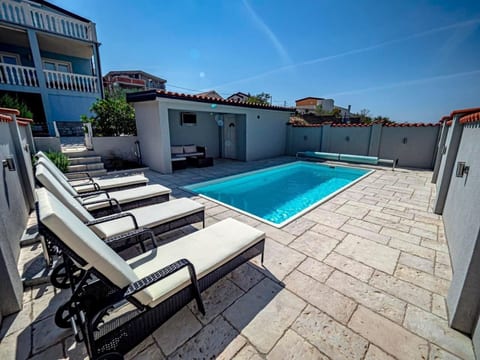 mit Pool fernab vom Massetourismus 200m vom Meer
