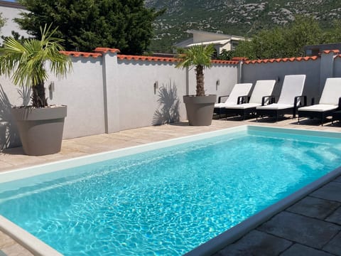 mit Pool fernab vom Massetourismus 200m vom Meer