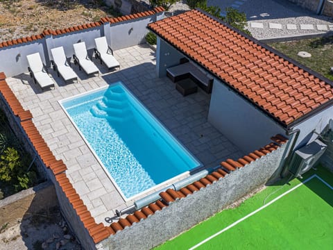 mit Pool fernab vom Massetourismus 200m vom Meer
