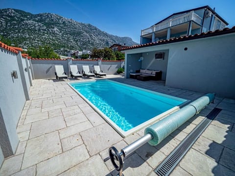mit Pool fernab vom Massetourismus 200m vom Meer