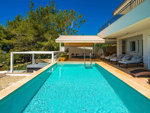 Geräumige, luxuriöse 5*-Ferienvilla mit Meerblick, eigenem Pool und großer Terr
