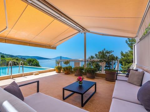 Geräumige, luxuriöse 5*-Ferienvilla mit Meerblick, eigenem Pool und großer Terr