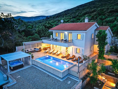 Geräumige, luxuriöse 5*-Ferienvilla mit Meerblick, eigenem Pool und großer Terr