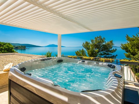 Geräumige, luxuriöse 5*-Ferienvilla mit Meerblick, eigenem Pool und großer Terr