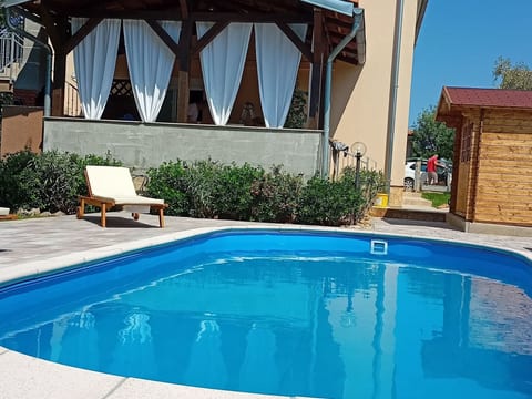 in Šilo mit Gemeinschaftspool