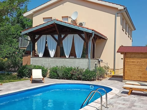 in Šilo mit Gemeinschaftspool