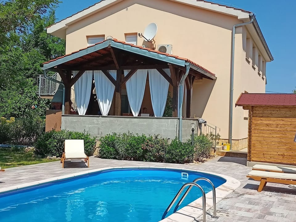 in Šilo mit Gemeinschaftspool - Šilo