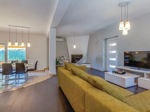 Geräumige, topmoderne Ferienvilla mit eigenem Pool