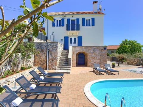 Steinvilla Margaret mit Pool und besonderem Flair