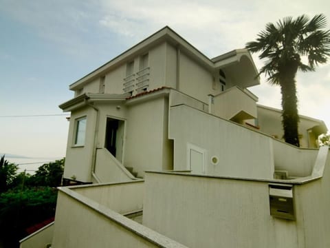 Wohnung in Rijeka mit Terrasse und Grill