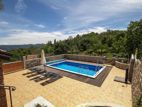Geräumiges Ferienhaus in Brseč mit Privatem Pool