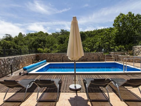 Geräumiges Ferienhaus in Brseč mit Privatem Pool
