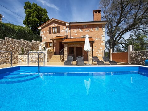 Geräumiges Ferienhaus in Brseč mit Privatem Pool