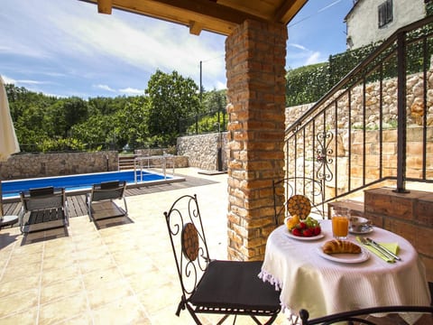 Geräumiges Ferienhaus in Brseč mit Privatem Pool