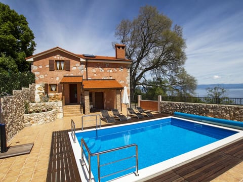 Geräumiges Ferienhaus in Brseč mit Privatem Pool