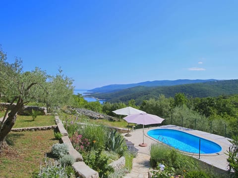 mit eigenem Pool und schönem Meerblick
