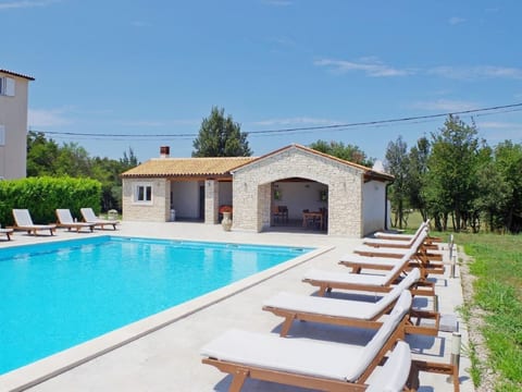 in Rakalj mit Grill, Garten und Terrasse
