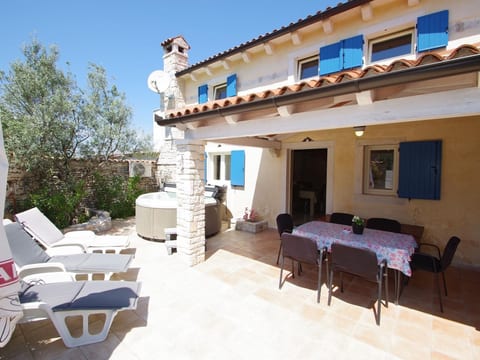 in Kavran mit Terrasse und Grill