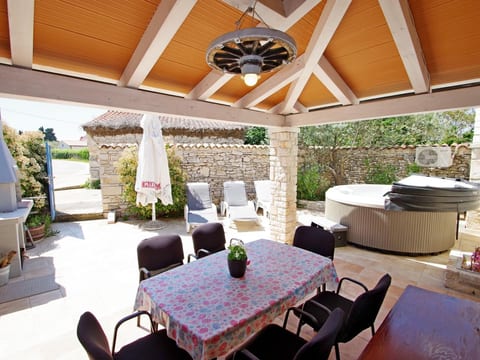 in Kavran mit Terrasse und Grill