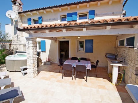 in Kavran mit Terrasse und Grill