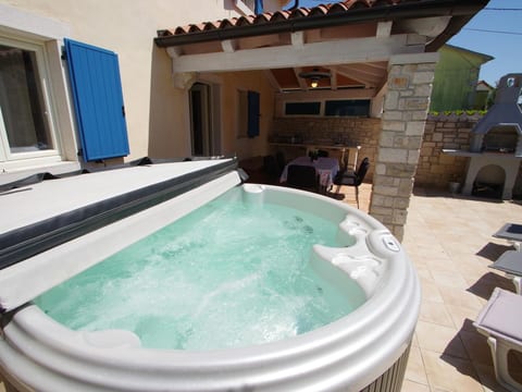 in Kavran mit Terrasse und Grill