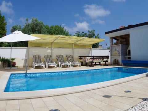 mit privatem Pool in Vinkuran