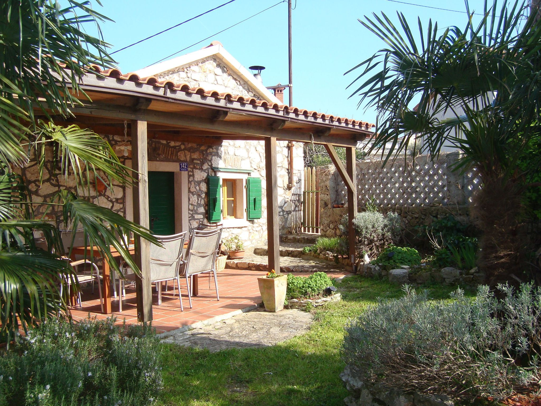 Typisch istrisches Steinhaus mit Grill und Garten