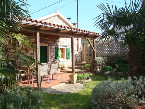Typisch istrisches Steinhaus mit Grill und Garten