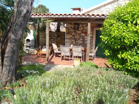 Typisch istrisches Steinhaus mit Grill und Garten
