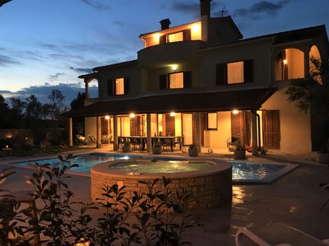 Gemütliches Ferienhaus mit Terrasse und Meerblick