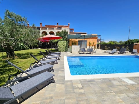 Sehr geräumige Villa mit Pool