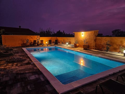 Sehr geräumige Villa mit Pool