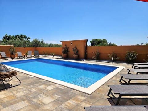Sehr geräumige Villa mit Pool