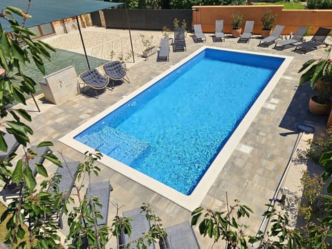 Sehr geräumige Villa mit Pool