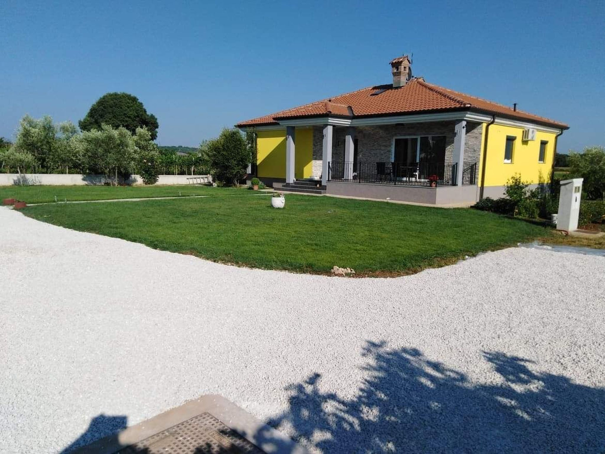 mit Terrasse, Grill und Garten