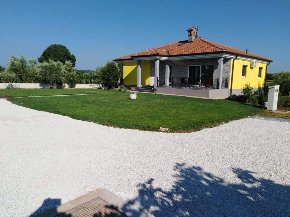 mit Terrasse, Grill und Garten - Juricani