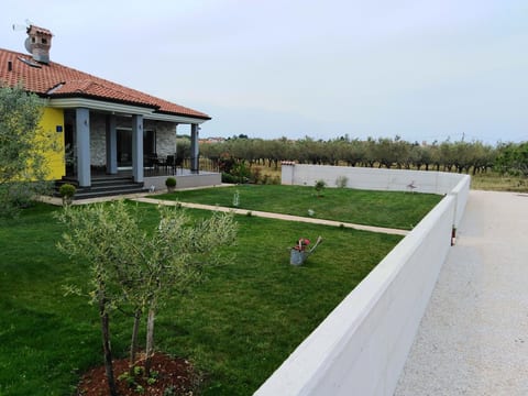 mit Terrasse, Grill und Garten