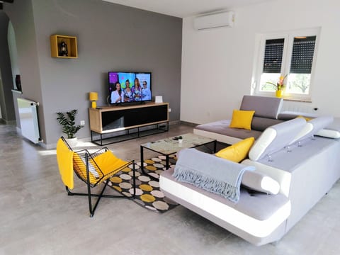 mit Terrasse, Grill und Garten