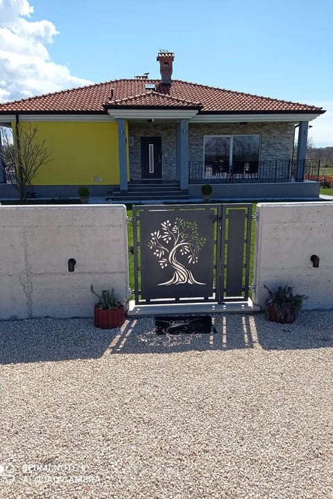 mit Terrasse, Grill und Garten
