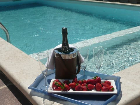 mit beheiztem Pool und Meerblick