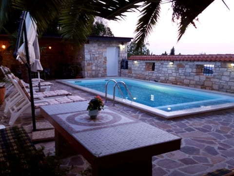 mit beheiztem Pool und Meerblick