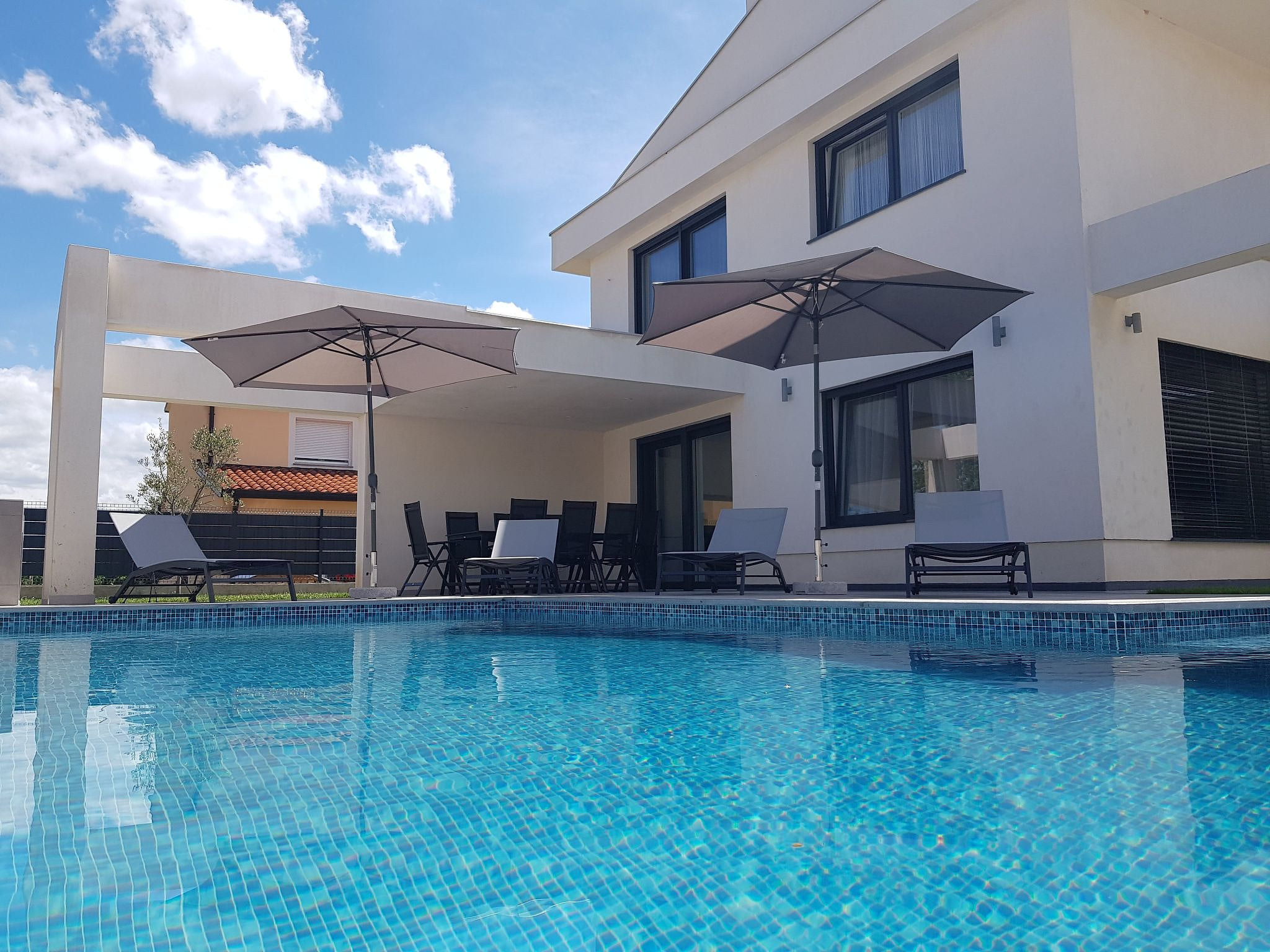 mit privatem Pool in Ruhiger lage.