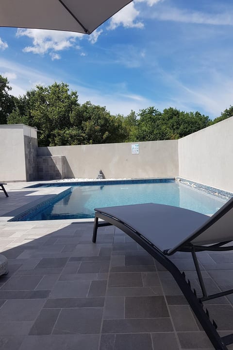 mit privatem Pool in Ruhiger lage.
